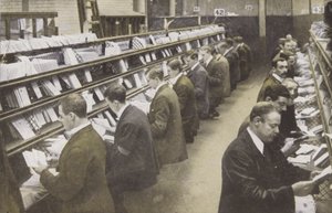 Třídění písmen (černobílá fotografie) od English Photographer