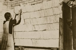 Skládání nekvašeného chleba na Pesach v hebrejské pekárně (sépiová fotografie) od English Photographer
