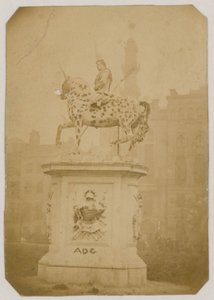 Socha krále Jiřího I., Leicester Square, Londýn; fotografie pořízená v roce 1866 od English Photographer