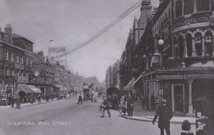 Stratford, High Street, s divadlem Borough Theatre (černobílá fotografie) od English Photographer