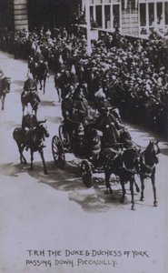 TRH Vévoda a vévodkyně z Yorku projíždějící po Piccadilly (černobílá fotografie) od English Photographer