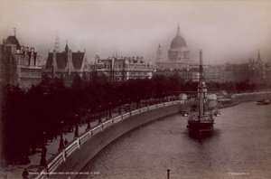 Nábřeží Temže z mostu Waterloo Bridge od English Photographer