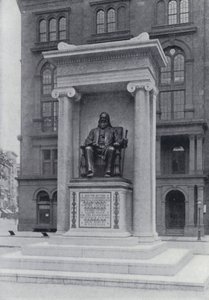 The Cooper Institute and Monument, New York (černobílá fotografie) od English Photographer