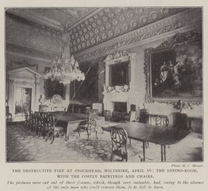 Ničivý požár ve Stourhead, Wiltshire, 16. dubna, jídelna s drahými obrazy a židlemi od English Photographer
