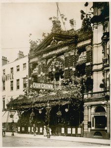 Empire Theatre, Leicester Square, Londýn, vyzdobené k diamantovému jubileu královny Viktorie, červen 1897 od English Photographer