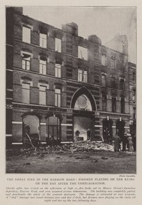 The Great Fire in the Harrow Road, Firemen hrající na Ruins na den po požáru