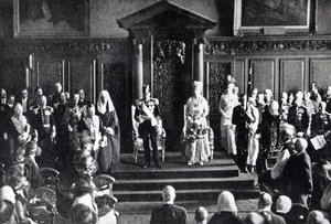 Král se obrací na irský lid s výzvou k míru na radnici, ilustrace z "The Queen", 2. července 1921. od English Photographer