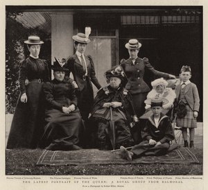 Nejnovější portrét královny, královská skupina z Balmoral od English Photographer