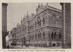 Hlavní fronta Albert Memorial College v Queen Street od English Photographer