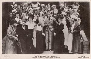 Princ z Walesu (pozdější král Edward VIII.), se skupinou studentek (černobílá fotografie) od English Photographer
