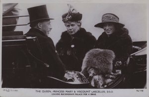 Královna, princezna Mary a vikomt Lascelles, DSO (černobílá fotografie) od English Photographer