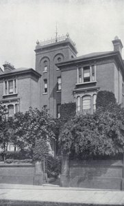 Rezidence Theodora Wattse-Duntona a Algernona C. Swinburna, The Pines, Putney (černobílá fotografie) od English Photographer