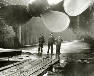 Vrtule Titaniku v Thompson Graving Dock of Harland & Wolff, Belfast, Irsko, 1910-11 od English Photographer