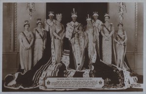 Královská rodina v korunovačních róbách (černobílá fotografie) od English Photographer