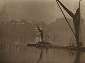 Stíny noci pomalu padají na řeku Londýn (čb fotografie) od English Photographer