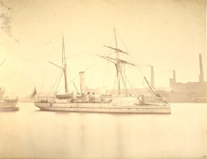 Pravoboční strana dělového člunu "Delta" kotvící v řece Tyne, kolem roku 1876 od English Photographer