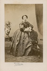 Theresa Titiens, zpěvačka od English Photographer
