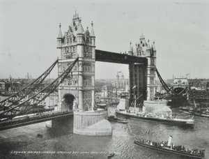 Tower Bridge v den svého otevření, 1894 od English Photographer