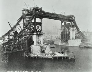 Tower Bridge ve výstavbě, 1892 od English Photographer