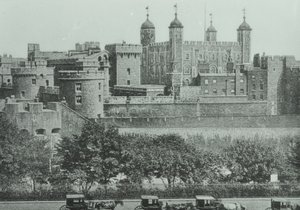 Tower Hill: pohled na Tower of London, 1895 od English Photographer