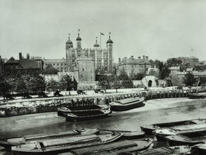 Tower of London, Tower Hill: od řeky, 1895 od English Photographer