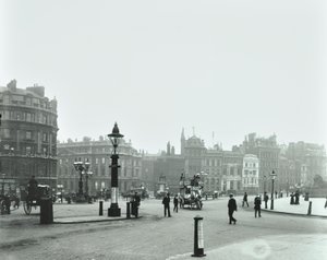 Trafalgar Square, Westminster LB: Trafalgar Square při pohledu na východ k Charing Cross, 1896 od English Photographer