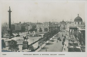 Trafalgarské náměstí a Národní galerie v Londýně od English Photographer