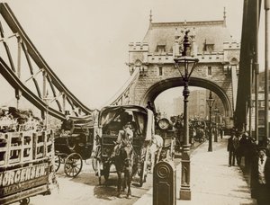 Doprava projíždějící přes Tower Bridge od English Photographer