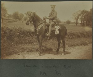 Trumpetista z Leicestershire Royal Horse Artillery ve výcvikovém táboře v Diss, 1914 od English Photographer