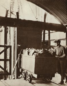 Vana břidlice na povrchu dolu na ropnou břidlici ve West Calderu ve Skotsku (čb fotografie) od English Photographer