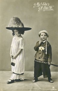 Dvě děti v maškarních šatech (barevné foto) od English Photographer