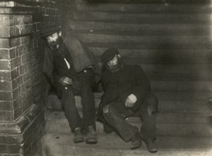 Dva dosserové spí na schodech od English Photographer