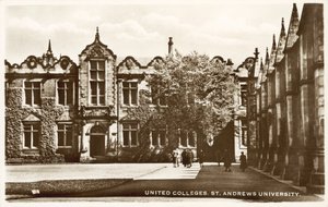 United Colleges, St Andrews University, Skotsko (černobílá fotografie) od English Photographer