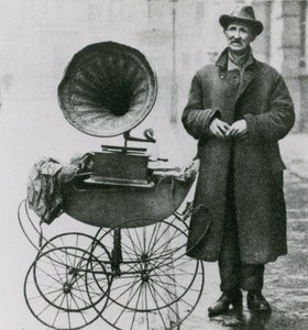 Bezejmenná fotografie muže s gramofonem v kočárku od English Photographer