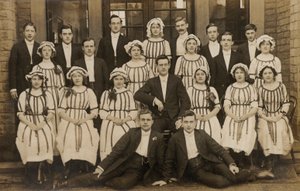 Neobvyklá skupina mladých mužů a žen, počátek 20. století (čb fotografie) od English Photographer