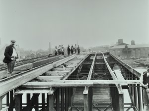 Vauxhall Bridge: demolice, 1898 od English Photographer