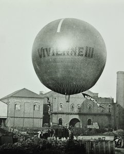 Balón Vivienne III před Wandsworth Gas Company, 1898 od English Photographer