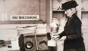 Britská domácí fronta z první světové války: ekonomické vaření s boxem na seno (černobílá fotografie) od English Photographer