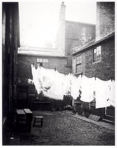 Mycí linka v Eagle and Child Yard, Hunslet, Leeds, 13. května 1896 od English Photographer