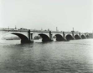 Waterloo Bridge: pohled ze severního břehu, 1895 od English Photographer