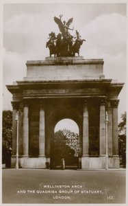 Wellington Arch a Quadriga Group of Statuary od English Photographer