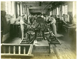 Navíjecí místnost, Hughesova továrna č. 2, 1923 od English Photographer