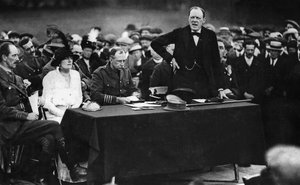 Winston Churchill během projevu v anglickém Enfieldu od English Photographer