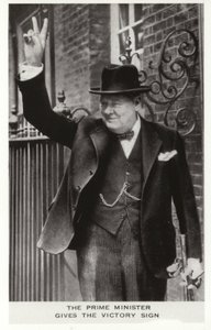 Winston Churchill s nápisem Vítězství před Downing Street 10, 5. června. od English Photographer