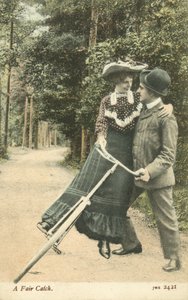 Žena spadla z kola do mužské náruče (barevné foto) od English Photographer