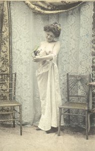 Žena držící džbán Toby (barevná fotografie) od English Photographer