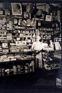 Žena prodavačka v tabáku (černobílá fotografie) od English Photographer