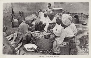 Ženy loupající kolové ořechy, Nigérie (čb fotografie) od English Photographer