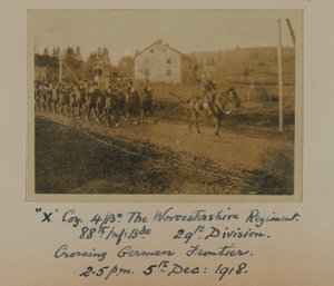"X" Coy 4 miliardy. Worcestershire Regiment, 88. Inf: Bde. 29. divize, překročení německých hranic 14:50 5. prosince: 1918 od English Photographer