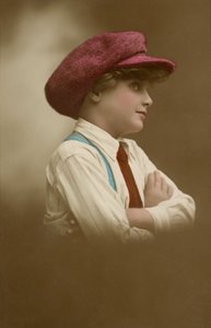 Mladá dívka v čepici (kolorovaná fotografie) od English Photographer